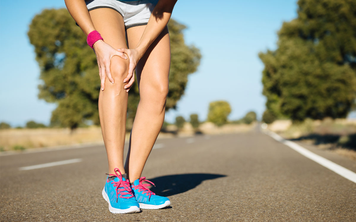 Pekerja kantoran duduk lama di depan layar komputer